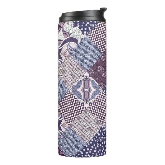 Handgetrokken naadloos patchworkpatroon.  thermosbeker (Gedraaid links)