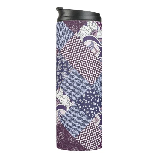 Handgetrokken naadloos patchworkpatroon.  thermosbeker (Geroteerd rechts)