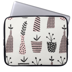 Handgetrokken naadloos patroon met planten in zwar laptop sleeve
