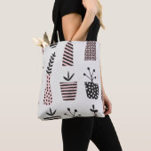 Handgetrokken naadloos patroon met planten in zwar tote bag (Dichtbij)