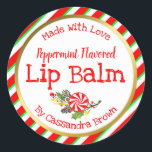 handheld met kerstlip ronde sticker<br><div class="desc">Deze rode, groene en witte streep met faux gouden sticker is een aanpasbaar, fijngemaakt snoep lippenbalsetiket voor iemand die graag hun eigen feestelijke kerstcadeautjes en producten voor huidverzorging maakt om te verkopen op beurzen, bij fetes en in hun eigen winkelkraam op een markt. Het kan ook worden gebruikt voor handgemaakte,...</div>