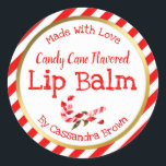 handheld met kerstlip ronde sticker<br><div class="desc">Deze rode en witte streep met faux gouden sticker is een aanpasbaar, fijngemaakt snoep lippenbalsetiket voor iemand die graag hun eigen feestelijke kerstgerechten maakt om te verkopen op jaarbeurzen, bij fetes en in hun eigen winkelstal op een markt. Het kan ook worden gebruikt voor handgemaakte, zelfgemaakte cadeaus voor familie en...</div>