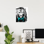 Handige leeuw met blauw Stropdas met blauwe poot e Poster (Thuiskantoor)