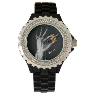 Handje dat een radiatiesymbool vasthoudt horloge
