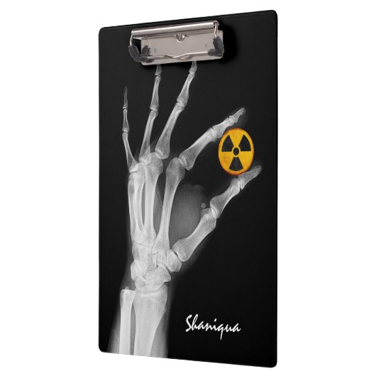 Handje dat een radiatiesymbool vasthoudt klembord (Links)