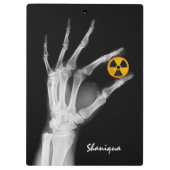 Handje dat een radiatiesymbool vasthoudt klembord (Achterkant)