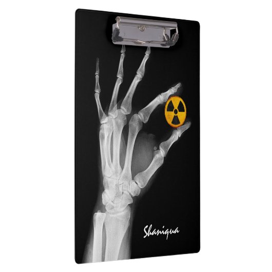 Handje dat een radiatiesymbool vasthoudt klembord (Rechts)