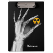 Handje dat een radiatiesymbool vasthoudt klembord (Voorkant)