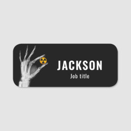 Handje dat een radiatiesymbool vasthoudt naamplaatje