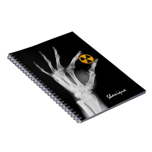 Handje dat een radiatiesymbool vasthoudt notitieboek (Rechterzijde)