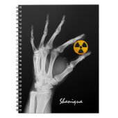 Handje dat een radiatiesymbool vasthoudt notitieboek (Voorkant)