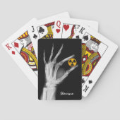Handje dat een radiatiesymbool vasthoudt pokerkaarten (Achterkant)