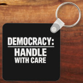 Handle Democracy With Care Sleutelhanger (Achterkant)