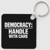 Handle Democracy With Care Sleutelhanger (Achterkant)