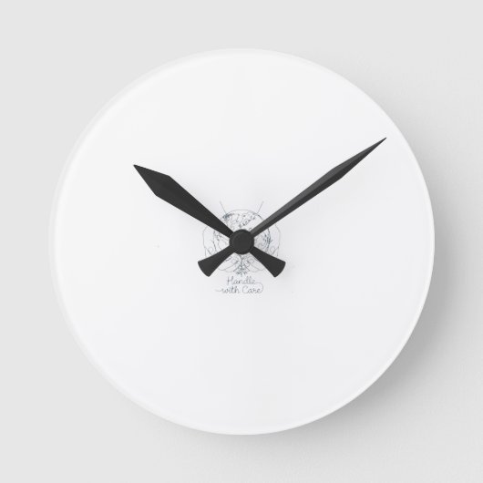 "Handle With Care" Minimalistische wandklok aarde (Voorkant)