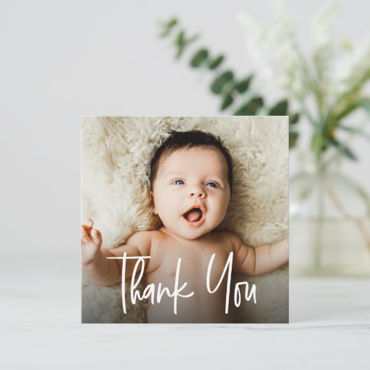 Handlettered Overlay tekst Aangepaste Baby Foto Bedankkaart (Staand voorkant)