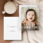 Handlettering Modern Baby shower Custom Photo Bedankkaart<br><div class="desc">Druk uw dankbaarheid uit met ons gepersonaliseerd Baby shower Dank u Kaarten. Voeg een dierbare foto toe van uw pasgeborene, bedank geliefden voor hun steun en overgiet uw baby met genegenheid. Met het moderne handgeschreven script bieden deze kaarten een uniek tintje aan uw waardering. Leg de essentie van de komst...</div>