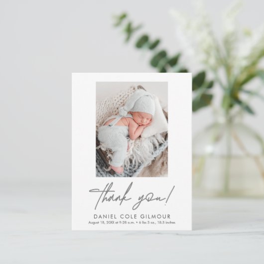 Handlettering Script Dank u Baby Foto Geboorte Aankondigingskaart (Staand voorkant)