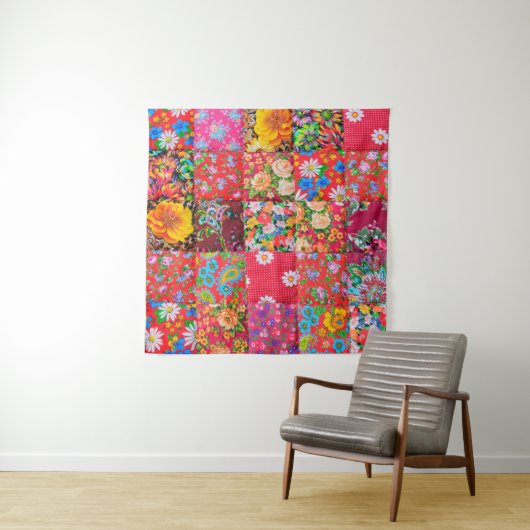 Handmade patchwork quilt with floral pattern as ba wandkleed (In situ)