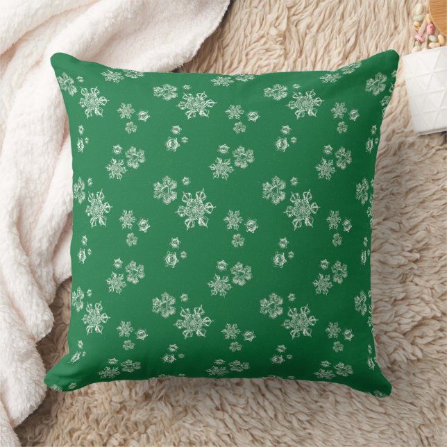 Handmade Snowflake Flurries - Bright Green & White Kussen (Deken)