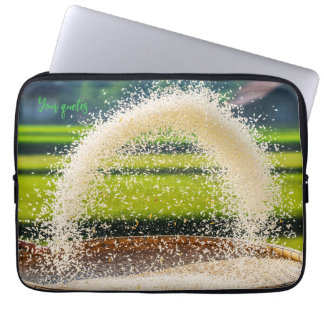 Handmatig zeven van verse rijstkorrels op een rust laptop sleeve