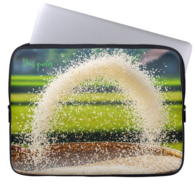 Handmatig zeven van verse rijstkorrels op een rust laptop sleeve (Voorkant)