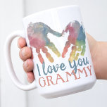 Handprint Heart Grandma Gift Square Foto Koffiemok<br><div class="desc">Echt het perfecte cadeau voor de grootouders! Deze schattige mok is voorzien van kleurrijke kleine handdrukken die de vorm van een hart in het midden maken. Voeg de foto van je eigen kind toe voor het liefste persoonlijke cadeau voor oma! Deze schattige mok zal je morgenochtend elke dag opvoeden! Ook...</div>