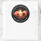 Hands die de Lichte Kaars met Bijbelbericht houden Ronde Sticker (Tas)