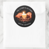 Hands die de Lichte Kaars met Bijbelbericht houden Ronde Sticker (Tas)