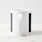 Hands helpen grote koffiekop (Achterkant)