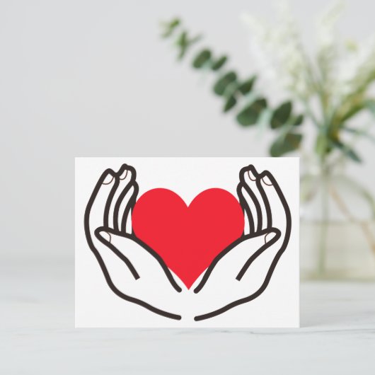 Hands Holding Heart Briefkaart (Staand voorkant)