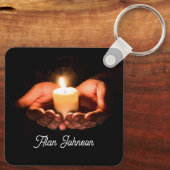 Hands Holding verlichte kaars met bijbelbericht Ke Sleutelhanger (Achterkant)