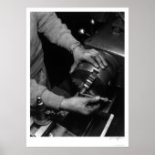 Hands van Lathe Worker 1943 Poster (Voorkant)