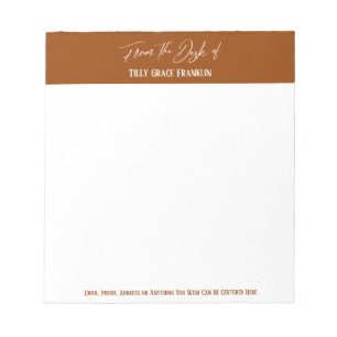 Handschrift op de bureau van het donkere Oranje Notitieblok