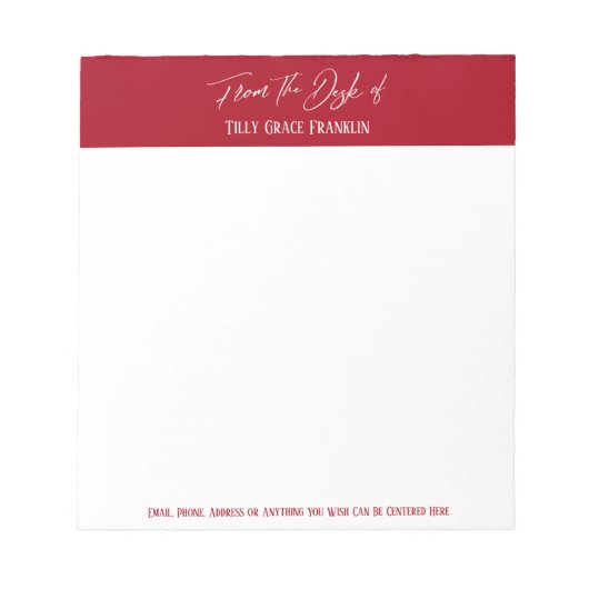 Handschrift op de bureau van het donkerrood notitieblok (Voorkant)