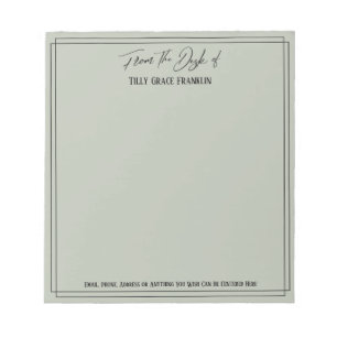 Handschrift op het bureau van de eenvoudige elegan notitieblok