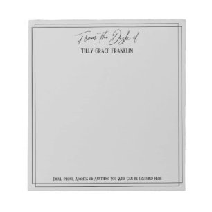 Handschrift op het bureau van de eenvoudige lichtg notitieblok