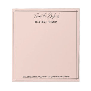 Handschrift op het bureau van eenvoudig licht notitieblok