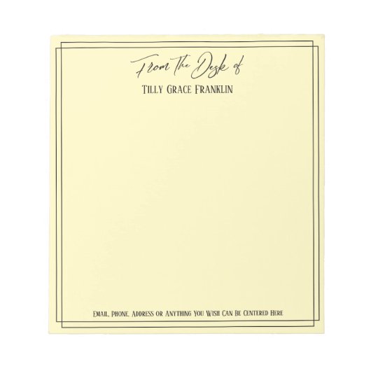 Handschrift op het bureau van eenvoudig lichtgeel notitieblok (Voorkant)