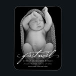 handschrift script baby's eerste nieuwe foto magneet<br><div class="desc">handschrift Calligrafie Script Baby's 1st Noel Foto Flexible Magnet. Deze klassieke minimalistische feestelijke geboorteaankondiging / de eerste kerstman van de baby is voorzien van een handschrift met de naam van de baby, de geboortedatum en de baby in serif tekst die een volledige foto aan de voorzijde bedekt. De meeste tekst...</div>