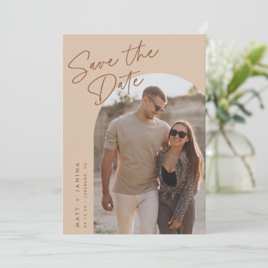 Handschroefboogfoto met scripts save the date (Staand voorkant)