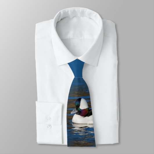 Handsome Bufflehead Duck bij Winter Pond Stropdas (Gebonden)