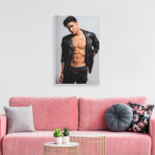 HANDSOME YOUNG MALE MODEL STRETCHEERDE CANVAS (Insitu (Woonkamer))