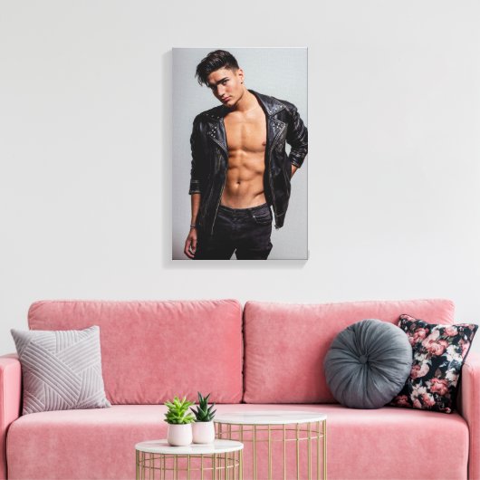 HANDSOME YOUNG MALE MODEL STRETCHEERDE CANVAS (Insitu (Woonkamer))