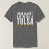 Handsomste Bartender in Tulsa Volgens mijn moeder T-shirt (Design voorkant)