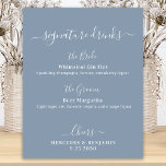 Handtekening Drink Aangepaste Stusty Blue Wedding  Poster<br><div class="desc">De Drinken van de handtekening! Eenvoudig maar elegant kalligrafie, dit teken van de handtekeningsbar kenmerkt twee cocktails "de Bride" en "de Groom", gepersonaliseerd met uw drinken van keus. Pas dit elegante trouwbord met uw namen en handtekening drinken aan! COPYRIGHT © 2020 Judy Burrows, Black Dog Art - Alle rechten voorbehouden....</div>