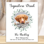 Handtekening Drink Dog Bar Aangepaste foto Pet Wed Poster<br><div class="desc">De handtekening Drink van je huisdieren. Neem je beste hond, beste kat en elk huisdier mee op je bruiloft met zijn eigen drink bar voor je gasten. Perfect voor hondenliefhebbers, en een speciale hondenbar zal een hit zijn op je bruiloft. Eenvoudig maar elegant wit met eucalyptusbladeren. Pas dit trouwerijbord aan...</div>