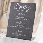 Handtekening Drinken Aangepaste Rustic Wedding Bar Reclamebord Met Voetstuk<br><div class="desc">De Drinken van de handtekening! Eenvoudig maar elegant kalligrafie, dit teken van de handtekeningsbar kenmerkt twee cocktails "de Bride" en "de Groom", gepersonaliseerd met uw drinken van keus. Pas dit elegante trouwbord met uw namen en handtekening drinken aan! COPYRIGHT © 2020 Judy Burrows, Black Dog Art - Alle rechten voorbehouden....</div>