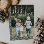 handtekening | Vrolijke Kerstmis verticale foto Feestdagenkaart<br><div class="desc">Stuur vakantiebegroetingen naar vrienden en familie in chique stijl met onze elegante fotokaarten. Design beschikt over uw favoriete verticale of portretgeoriënteerde foto met "Merry Christmas" overlay over de bovenkant in wit handgeschreven schrift. Personaliseer met uw familienaam en het jaar eronder.</div>