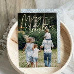 handtekening | Vrolijke Kerstmis verticale foto Folie Feestdagenkaart<br><div class="desc">Stuur vakantiebegroetingen naar vrienden en familie in chique stijl met onze elegante fotokaarten. Design beschikt over uw favoriete verticaal of portretgeoriënteerde foto met "Merry Christmas" overlay over de bovenkant in glanzend gouden folie met de hand geletterd script. Personaliseer met uw familienaam en het jaar.</div>